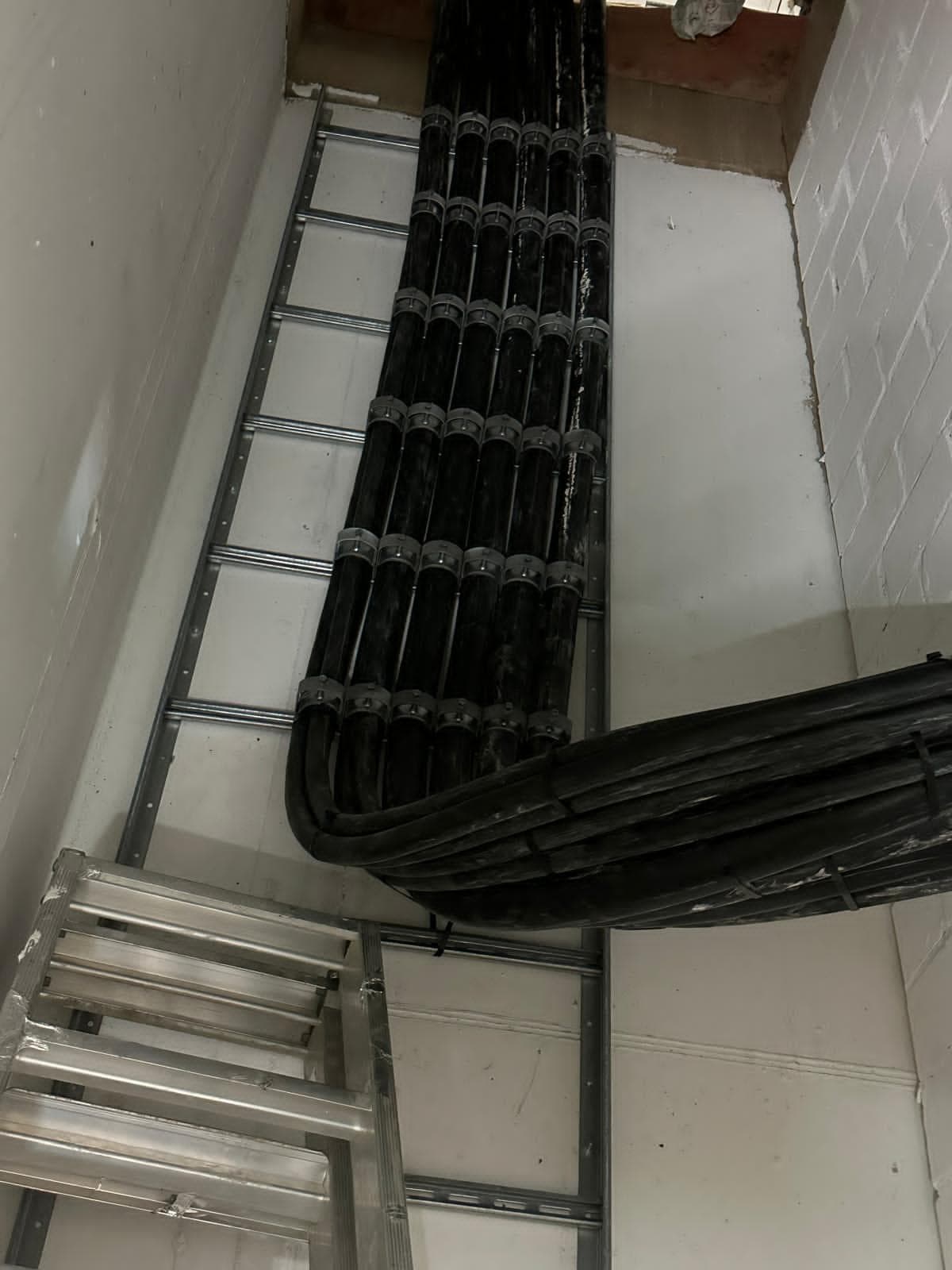 Vertikaler Kabelzug im Innenausbau