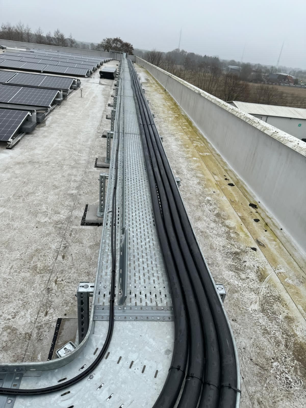 Rooftop Kabeltrasse neben Photovoltaikanlage