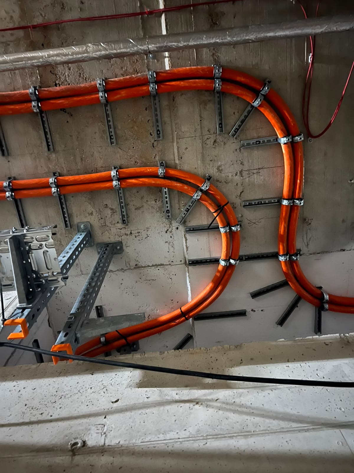 Sichere Wandmontage dicker Energiekabel
