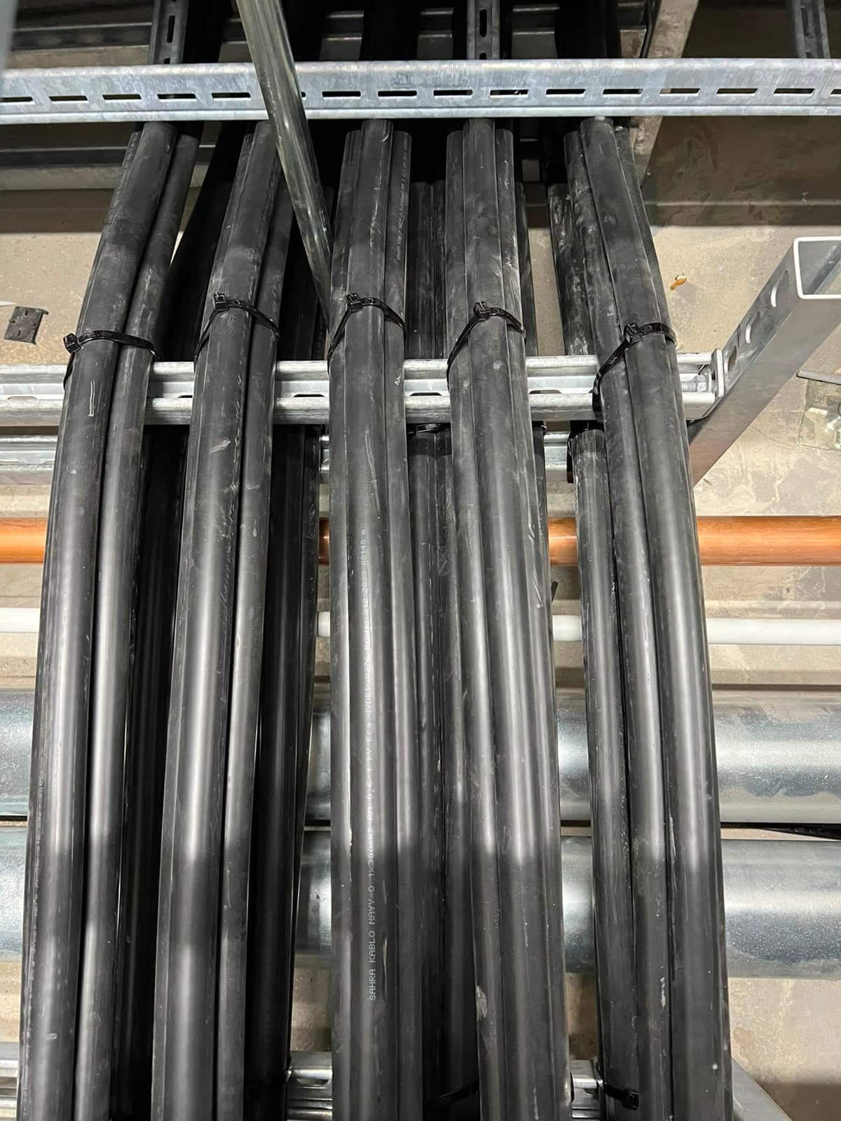 Kabelzugkolonne auf Großbaustelle